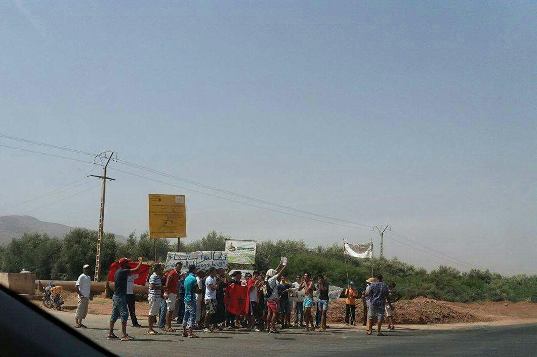 العطش يخرج دواوير سيدي علي ابراهيم للاحتجاج في الطريق الوطنية رقم 8