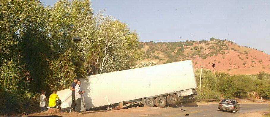 وكونو ترتاحو شوية أ شيفورات… النوم يتسبب في انقلاب شاحنة ذات مقطورة بجبال الأطلس -الصور-