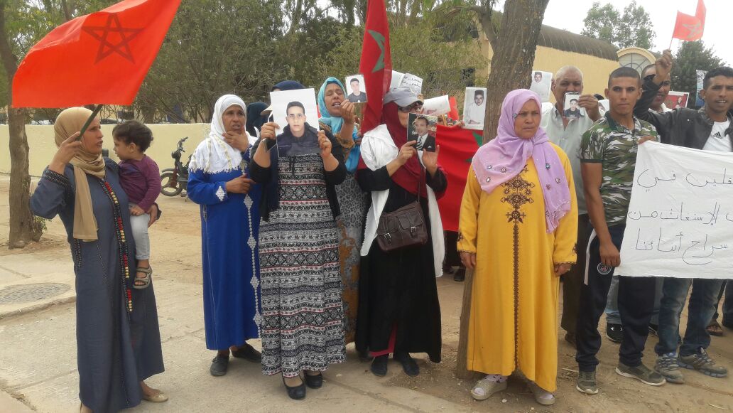 وقفة احتجاجية حاشدة أمام عمالة خريبكة لعائلات العالقين بليبيا تناشد الملك بالتدخل لارجاع أبنائهم =فيديو=