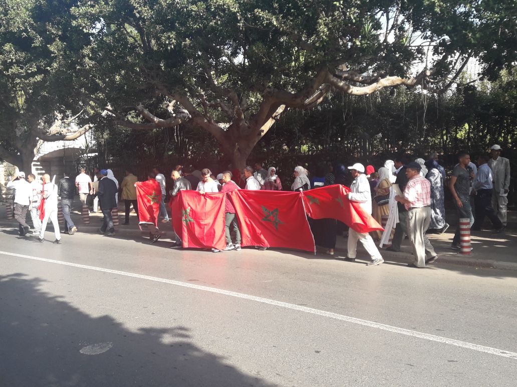وقفة احتجاجية أمام وزارة الخارجية لأسر المغاربة المحتجزين بليبيا ومطالبة بتدخل ملكي لارجاعهم (فيديو)