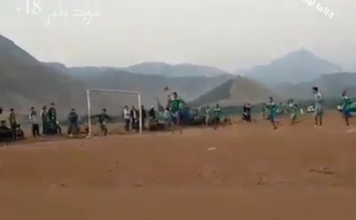 هنا المغرب العميق… فيديو يشعل الفيسبوك لهدف خرافي في دوري لكرة القدم بأعالي جبال أزيلال