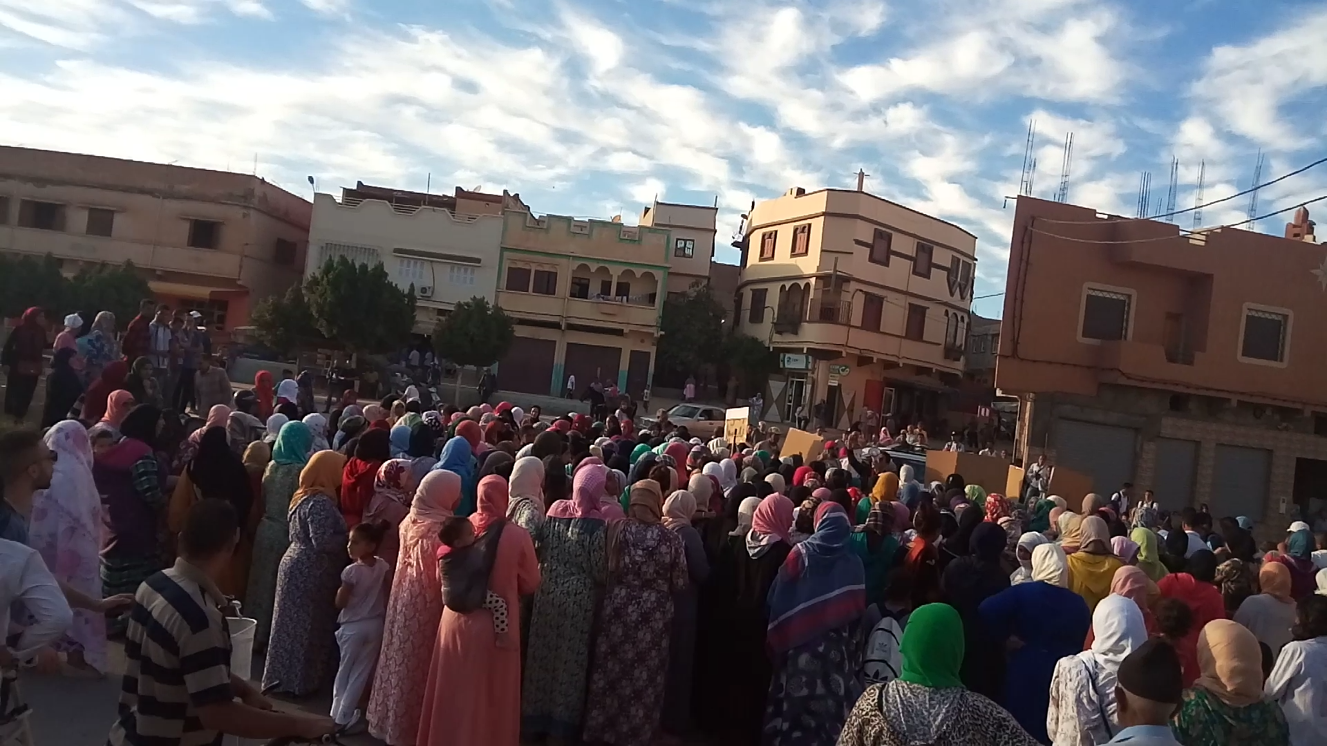 عشنا وشفنا… نساء زاوية الشيخ تقود مسيرة احتجاجية  في غياب رجالها -صور-