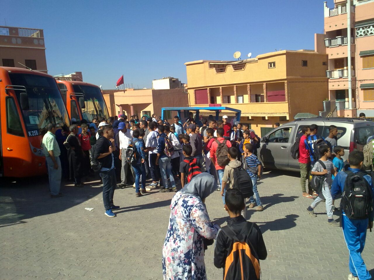 تأخر حافلات الكرامة وعدم احترامها للتوقيت يخرج طلبة أفورار للاحتجاج