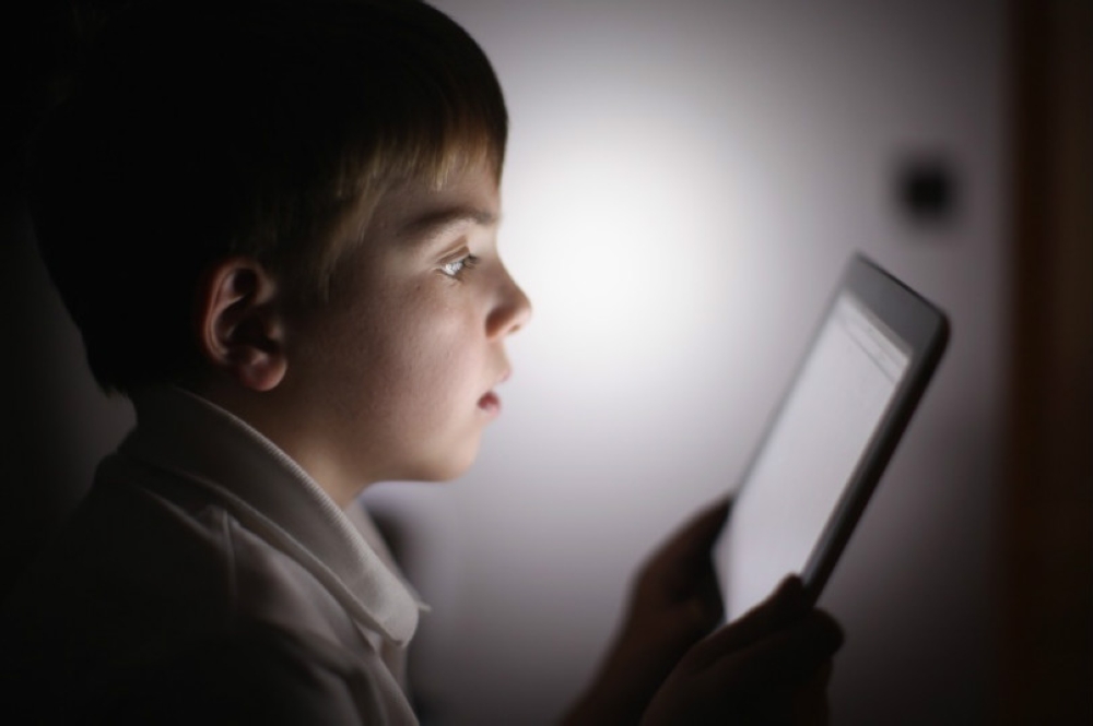 الهواتف الذكية قبل النوم تؤثر على صحة الأطفال -دراسة-
