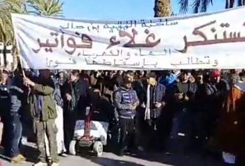 غلاء فواتير الماء والكهرباء يخرج ساكنة الفقيه بن صالح للاحتجاج ويرفعون شعار :” الما وضو عراني”