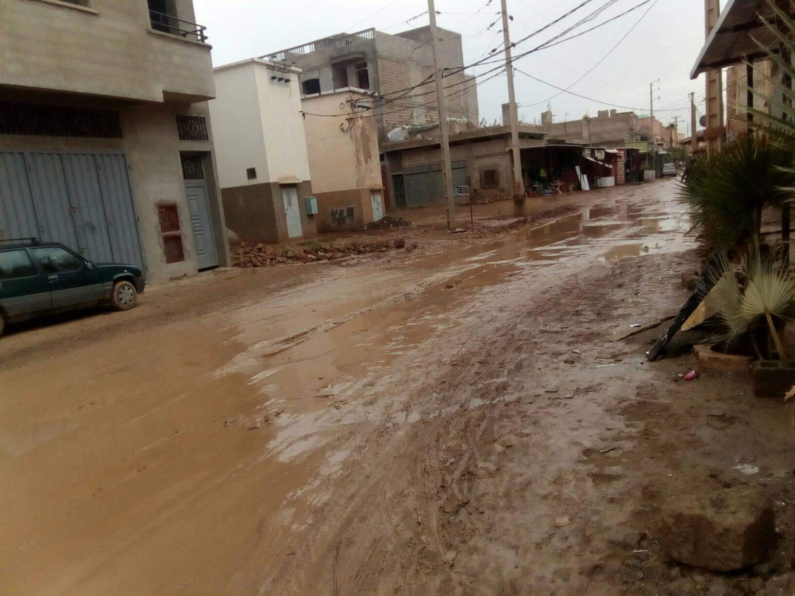 الأمطار تحول طريق بالعيايطة إلى برك وأوحال ومواطنون يطالبون المجلس الجماعي باصلاحها