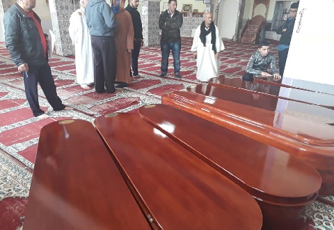 بالفيديو والله يرحمهم… صلاة الجنازة بمسجد بايطاليا على 7 جثامين لمغاربة ماتوا غرق في قوارب الموت