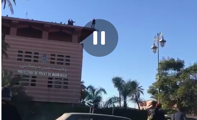عاجل بالفيديو… شرطي يحاول الانتحار من فوق بناية ولاية الأمن بمراكش والمسؤولين يحاولون إقناعه