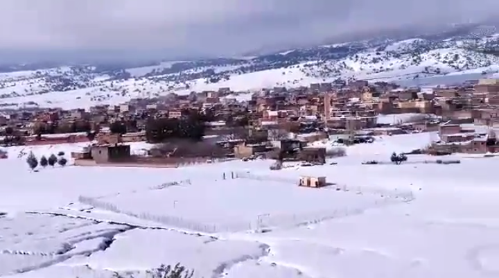 بياض الثلوج يغطي تيزي نسلي ببني ملال =فيديو=