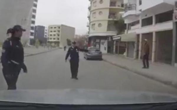 بالفيديو… صاحب سيارة يوثق مخالفة وهمية حررتها في حقه شرطية ويفضحها بنشر الفيديو