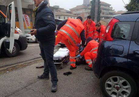 Una persona di colore rimasta ferita da alcuni colpi di pistola esplosi a Macerata da un'Alfa Romeo 147 nera, con a bordo due persone dalla pelle chiara, 3 febbraio 2018. ANSA/GUIDO PICCHIO