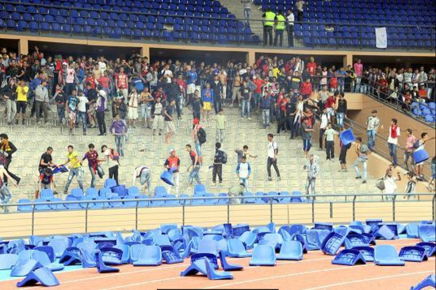 بالفيديو… شغب لمحسوبين على جمهور الرجاء وتخريب الكراسي ومواجهات مع الأمن