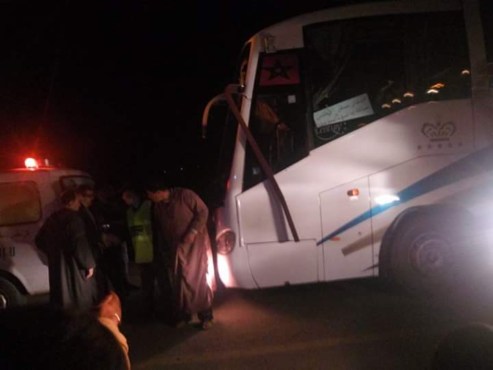 فيديو من مكان حادثة السير المميتة بين شاحنة “رموك” وحافلة لنقل المسافرين والتي راح ضحيتها قتيلين 