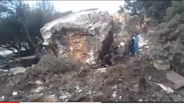 بالفيديو… نجاة سكان دوار بتيزي نسلي الجبلي من الموت بعد سقوط صخرة ضخمة من أعلى الجبل 