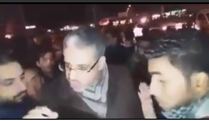 بالفيديو… فراشة حاصرو سيارة الوزير الرباح وبهدلوه وهكذا كانت ردة فعله