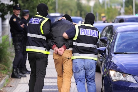 الأمن الإسباني يفكك أكبر شبكة دولية لترويج الكوكايين ضمنها مغربي ويعتقل 12 شخصا ويحجز أسلحة نارية وسيوف