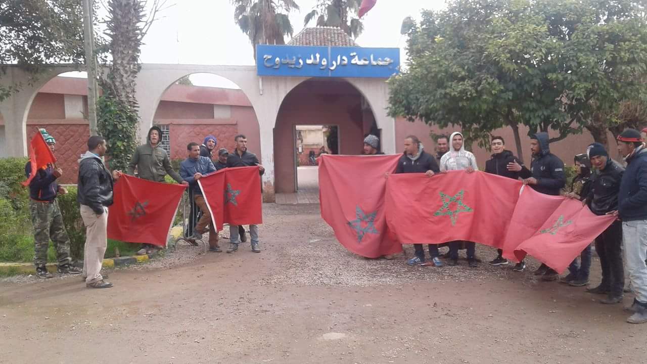 محتجون من داور الهبابزة بجماعة دار ولد زيدوح يحتجون أمام الجماعة ويطالبون بالطرق وتأهيل القطاع الصحي