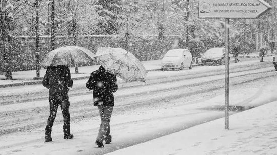 نشرة إنذارية… زخات مطرية وثلوج كثيفة وانخفاض كبير في درجة الحرارة بهذه المدن