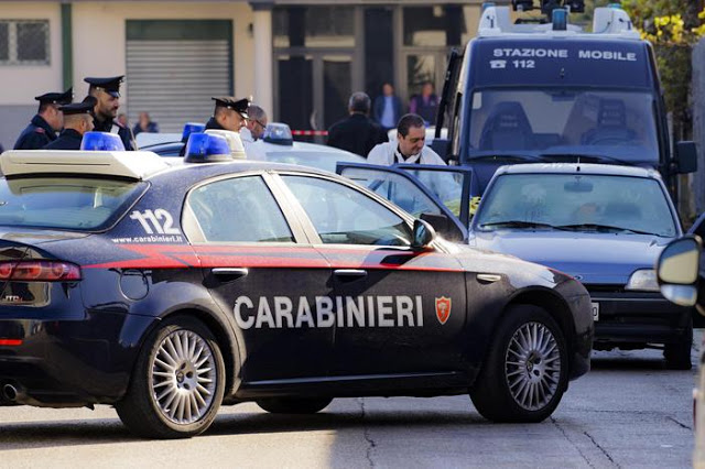 I carabinieri fanno dei rilievi nella macchina dove un uomo di 33 anni, Carmine D'Aponte, già noto alle forze dell'ordine, ha ucciso la moglie a colpi di pistola, a Sant'Antimo, in provincia di Napoli, 19 ottobre 2016. ANSA/CIRO FUSCO
