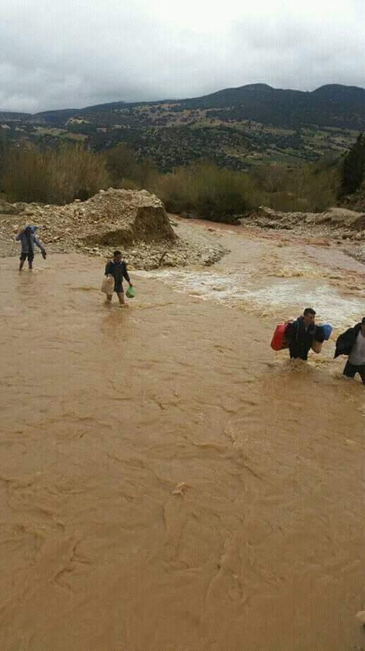 بالفيديو… ساكنة جبال ناوور ببني ملال يستعينون بأغصان الأشجار لصنع قنطرة تفك عزلتهم