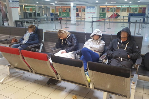 الشرطة بمطار محمد الخامس تمنع 8 سياح إيطاليين من دخول أراضي المغرب وترحلهم عبر الطائرة والسبب جواز السفر واستهتار بعض وكالات الأسفار