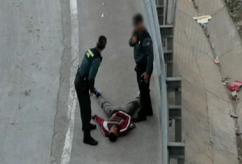 العثور على مهاجر مغربي ملقى على الأرض بعد طعنات بسكين تلقاها من مغربيين