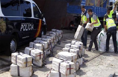 شدوهم جملة… الشرطة الإسبانية تفكك أكبر شبكة في تجارة المخدرات تضم 56 مغربيا وتحجز طن من مخدر “الشيرا” وزوارق عديدة