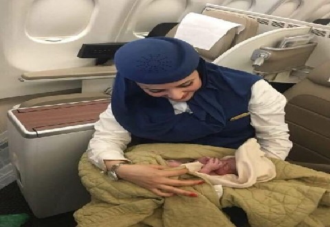 بالصور… مغربية تضع مولودها على متن طائرة خلال رحلة جوية وتفاجئ الربان بهذا القرار!