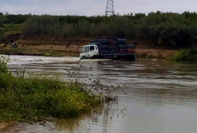 في عز الأزمة ديال بوطات… غرق شاحنة تحمل قنينات الغاز في مياه الواد بضواحي الفقيه بن صالح 