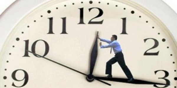 الحكومة تستعد للعودة إلى الساعة “القديمة” قبل رمضان