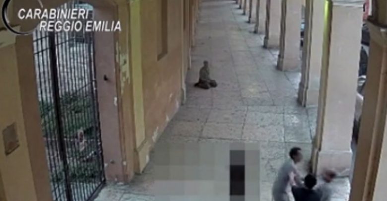 فيديو صادم يوثق لحظة قتل مهاجر مغربي بلكمة قوية من يد إيطالي والقضاء الايطالي يعتقله!