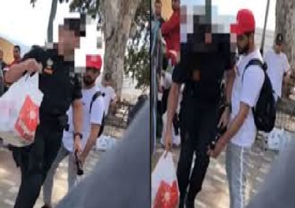 بالفيديو… شرطي إسباني يعتدي على مغاربة بمعبر مليلية ويرمي بسلعهم بالنفايات ونشطاء يردون:”عنصرية مقيتة”