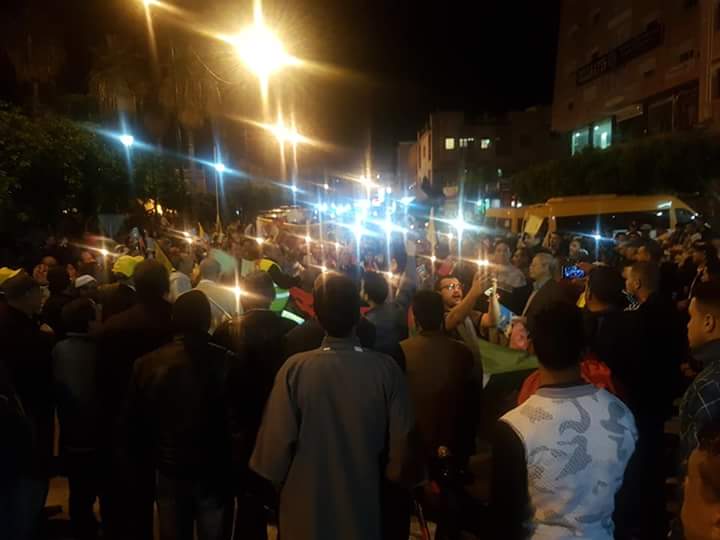 عاجل… مسيرة الشموع لنقابة الكدش تجوب شارع محمد الخامس ببني ملال وشعارات قوية يرفعها المحتجون