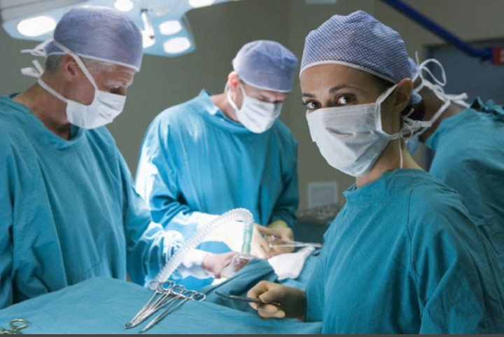 هل تعلم لماذا يرتدي الاطباء والممرضات ملابس خضراء في غرفة العمليات ؟ إجابة من القرآن الكريم !!