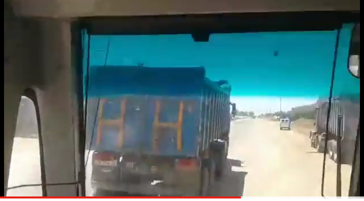 بالفيديو… تهور خطير لسائق شاحنة بطريق أولاد عياد ومحاولته صدم حافلة مملوء بالركاب