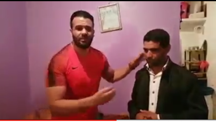 بالفيديو… ناشط فيسبوكي يلتقي بمول تريبورتور بمنزله ويساعده ويقول :” الحموشي قالو بعد على الصحافة”