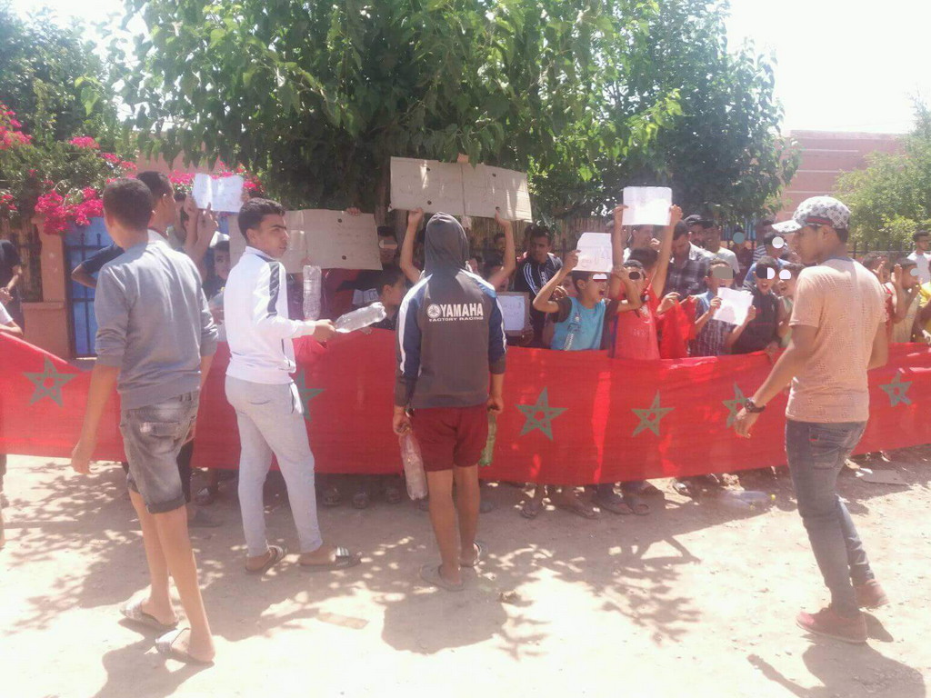 بالصور وسابقة… أطفال يخرجون في وقفة احتجاجية بأولاد كناو ومطالبهم اجتماعية