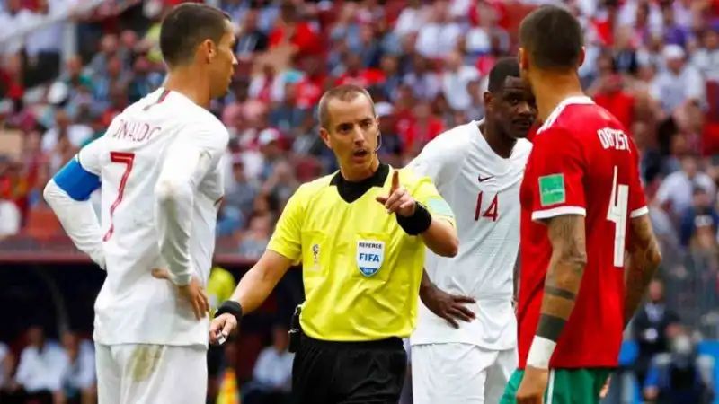 خبراء في كرة القدم يؤكدون ظلم الحكم الأمريكي لأسود الأطلس في مباراة المنتخب المغربي والمنتخب البرتغالي -تحليل خاص-