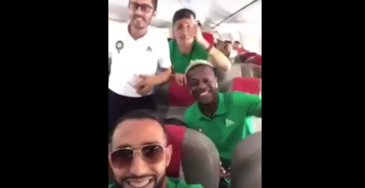 لاعبو المنتخب الوطني يرقصون في الطائرة قبل توجهها إلى إستونيا =فيديو=
