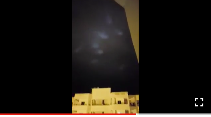 فيديو من زاوية أخرى يظهر أجسام غريبة واضحة بسماء مكناس ونشطاء يعلقون :” هداك لايزر ولي وراه خاصو يتعاقب”