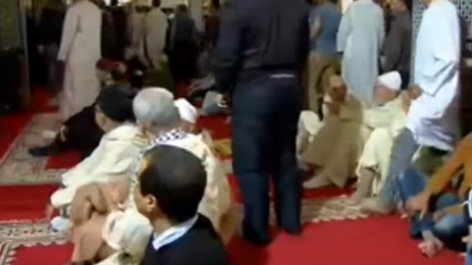 حسن الخاتمة… إمام مسجد يأمر باقامة الصلاة وفجأة يسقط ويلبي نداء ربه