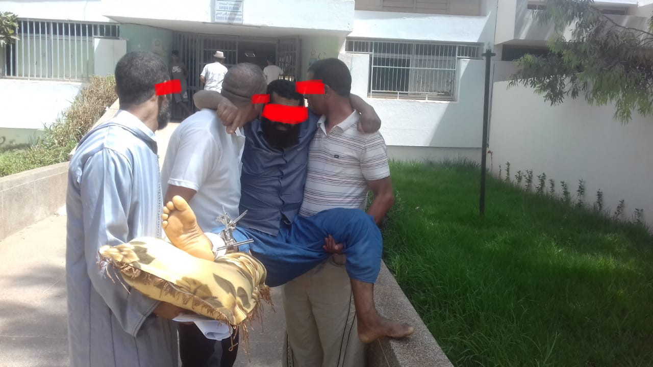 شوهة… في غياب كرسي متحرك بمستشفى خريبكة محسنون يستعملون الوسادة و يحملون رجل ضحية حادثة سير -الصورة-
