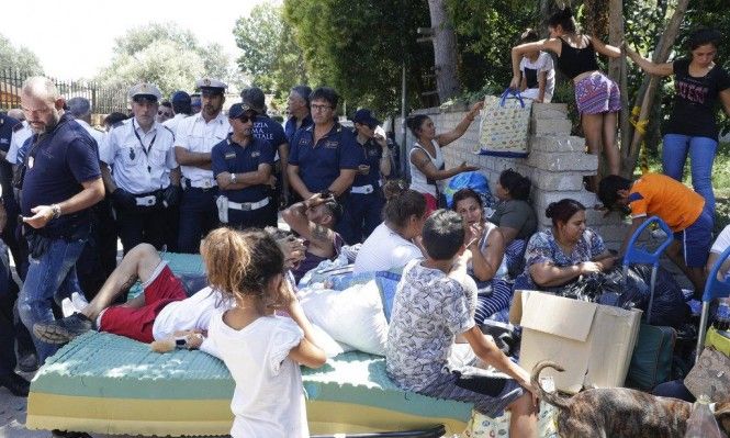 كحالت على “الحراكة”… ماتيو سالفيني يخلي مخيمات “الغجر” ويستعد لطردهم خارج إيطاليا