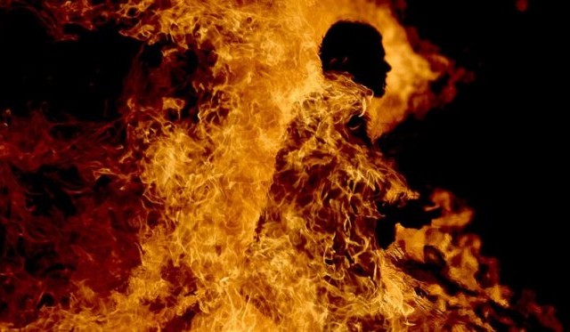مهاجر يضرم النار في جسده في الشارع العام بايطالي  وعناصر الشرطة تفلح في إطفاء النيران