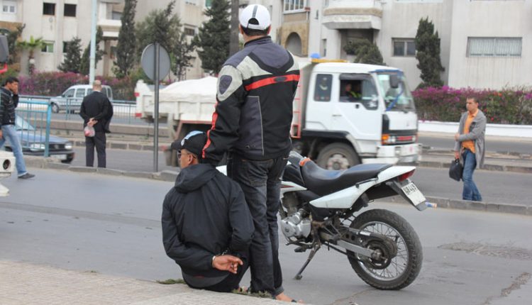 هاواحد حصل… مطاردة الصقور ببني ملال ل “شفار” سرق حقيبة فتاة من السيارة واعتقاله فوق سطح منزل بطريقة مثيرة 