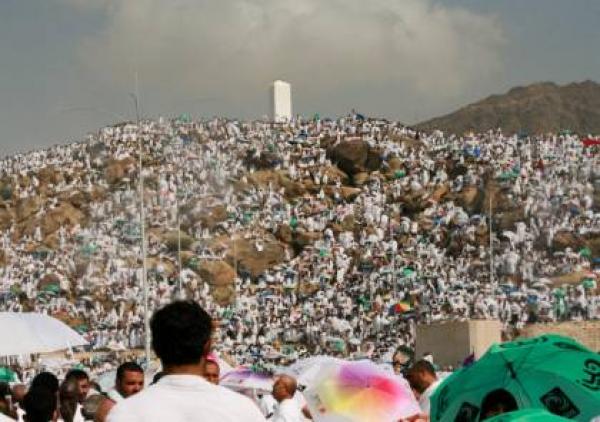 حجاج بيت الله يقفون بعرفات لأداء ركن الحج الأعظم -فيديو-