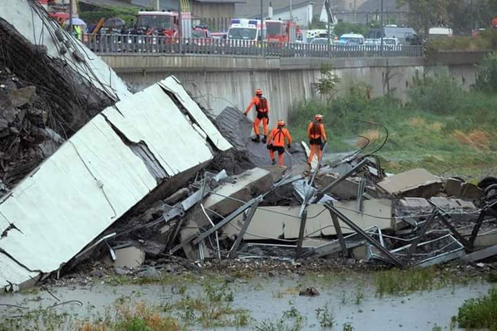 بالصور… اخر حصيلة جسر ايطاليا تتحدث عن 35 قتيل وسقوط 30 سيارة و3 شاحنات