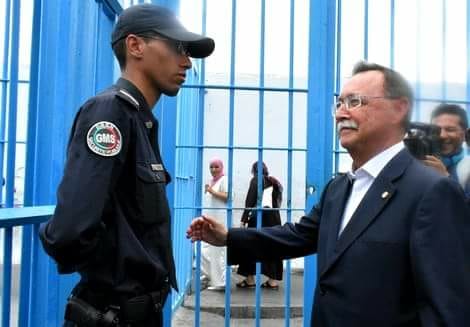 بالفيديو وحرجو… شرطي مغربي على الحدود يرفض مصافحة رئيس سبتة المحتلة والمغاربة يطالبون بترقيته