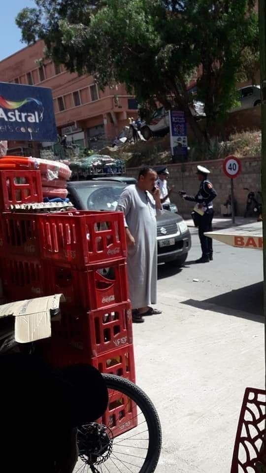 مسؤولون يمنعون شرطي مرور بمدينة إمنتانوت معروف بصرامته  من تطبيق القانون في حق سيارة رسمية لقائد