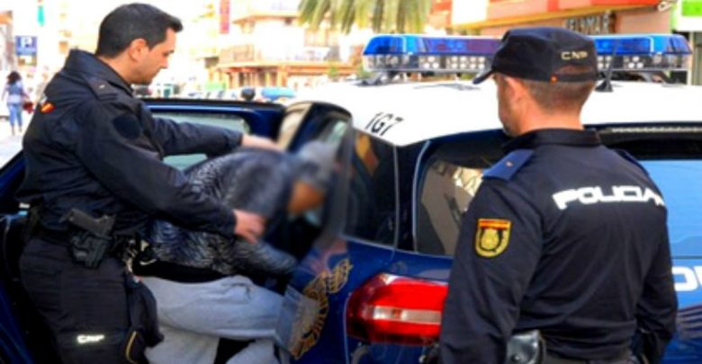 مشا فيها… الشرطة الاسبانية تعتقل مغربيا يسرق الهواتف من النساء ويعتدي عليهن بالسلاح الأبيض